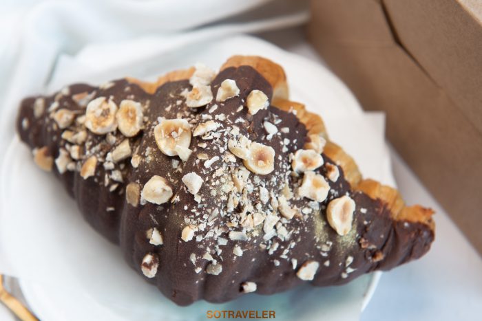 Hazelnut and dark Chocolate Croissant (ราคา 140 บาทสุทธิ)